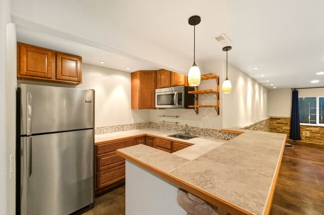 Building Photo - Beacon Point 5 Bedroom Ranch, 3-Car Garage...