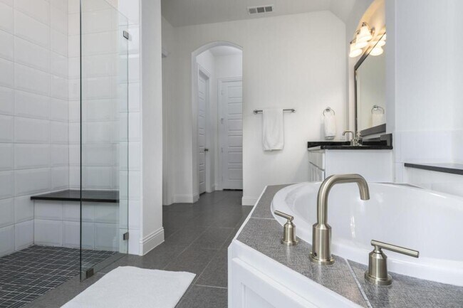 Building Photo - 2302 Royal Dove Ln