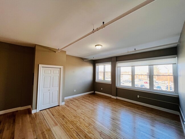 Building Photo - 158 Main St