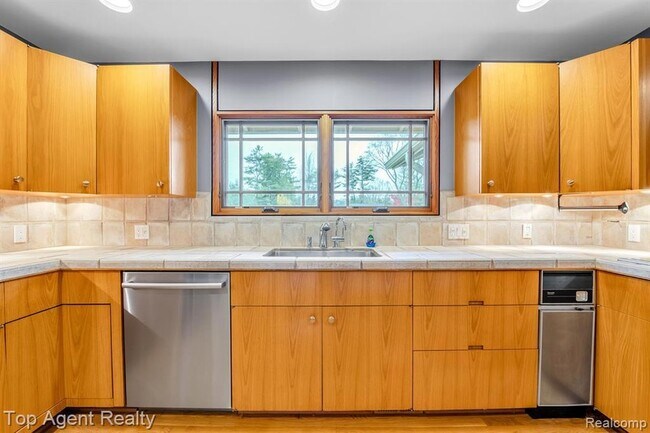 Building Photo - 5760 Snowshoe Cir