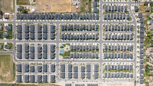 Building Photo - GET THE FIRST MONTHS RENT FOR FREE!!!