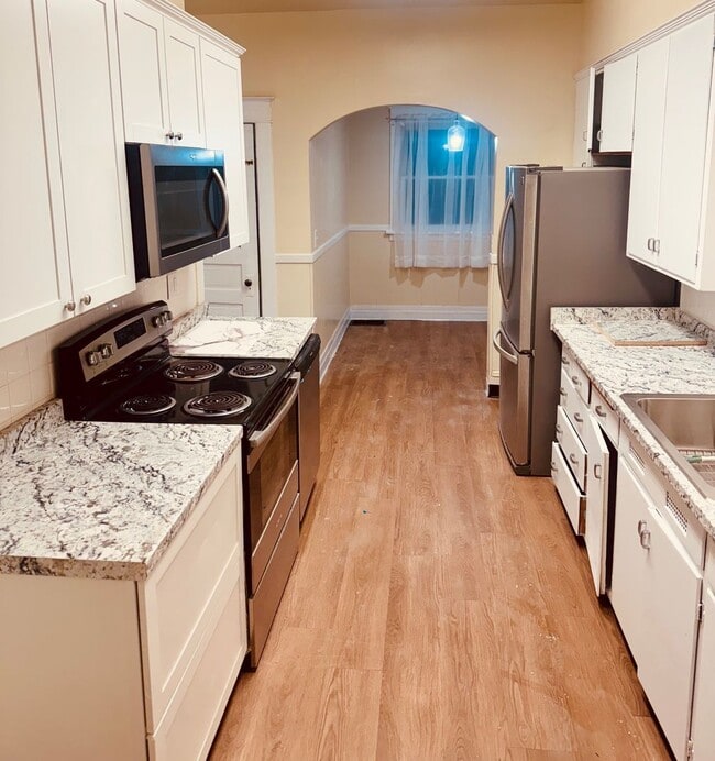 Building Photo - Cute, remodeled home!!