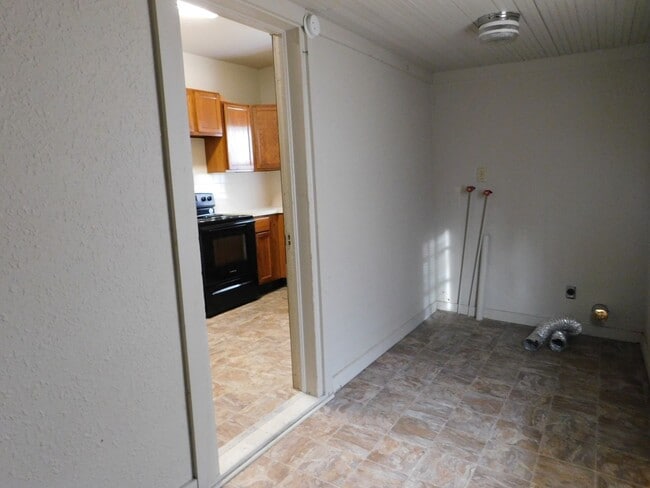 Building Photo - 2 bedroom/1 bath house located on a large ...