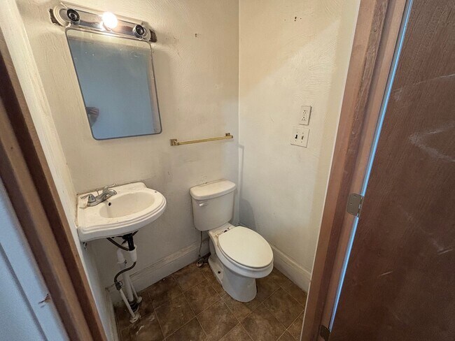 Building Photo - Rare 4 BR/ 2 BA Home with Multi-Generational Layout
