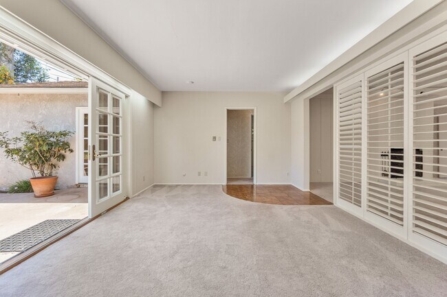 Building Photo - 4020 Vía Picaposte