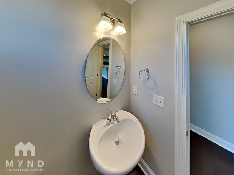 Building Photo - 2547 Statesville Ave