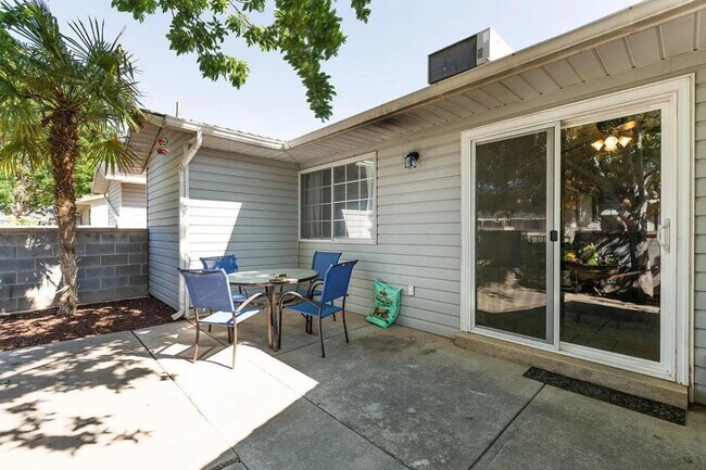 Building Photo - Easy Living! 3 Bedroom Home Condo in St. G...