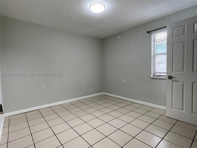 Building Photo - 325 SW 14th Ct