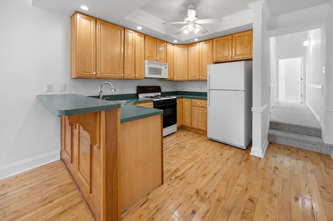 Building Photo - 300 E Elm St