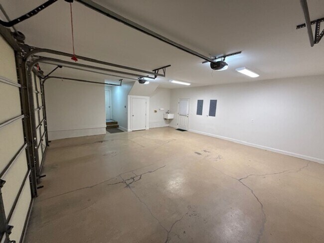 Building Photo - 29 Sussex Ln