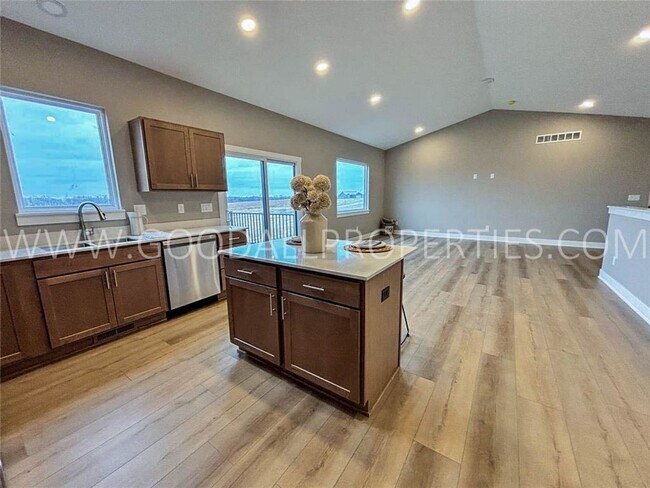 Building Photo - Stunning 4 bedroom, 3 bath Ranch Style Hom...