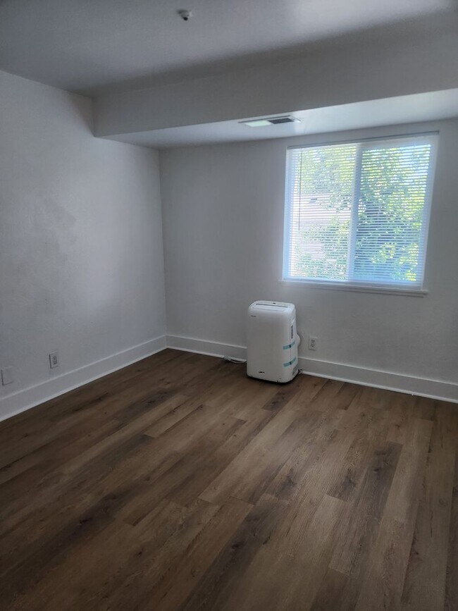 Building Photo - Clean and bright throughout, 2-bedroom, 1.5 Bathroom, two story unit in a great Windsor location!