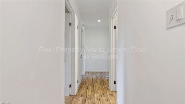 Building Photo - 1072 Level Green Blvd