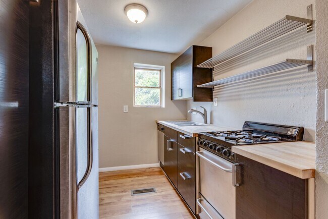 Building Photo - 1022 E Warrington Ave