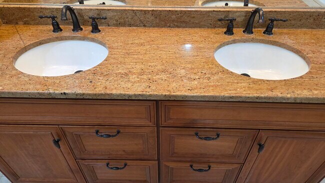 Building Photo - 934 W Huron St