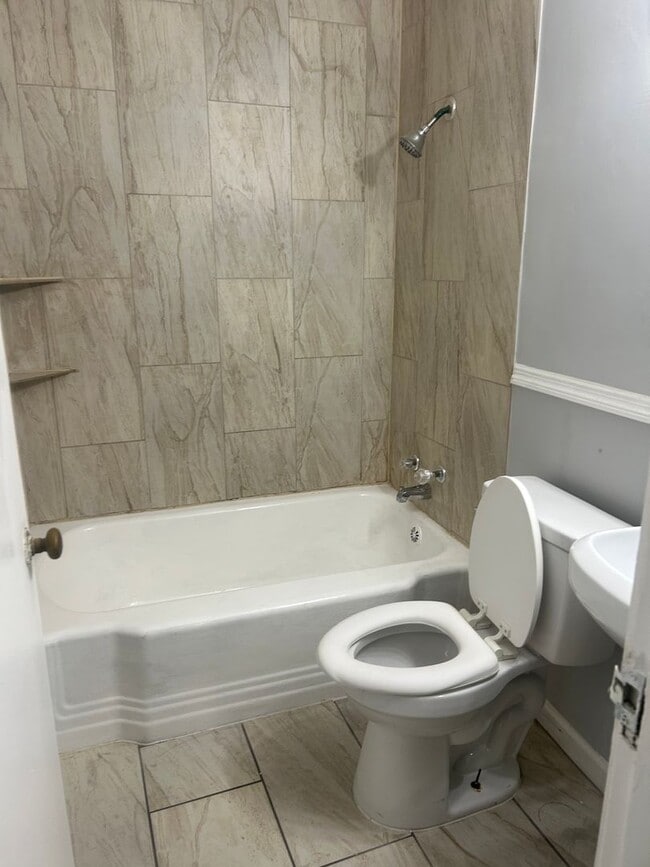 Building Photo - Oak Ridge 37830 - 2 bedroom, 1 bath duplex - Contact Lisa Vineyard and Shannon Russell (865) 216-...