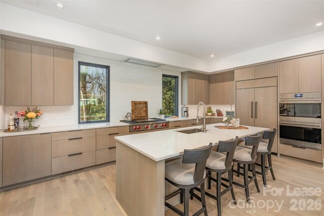 Building Photo - 616 Queens Rd