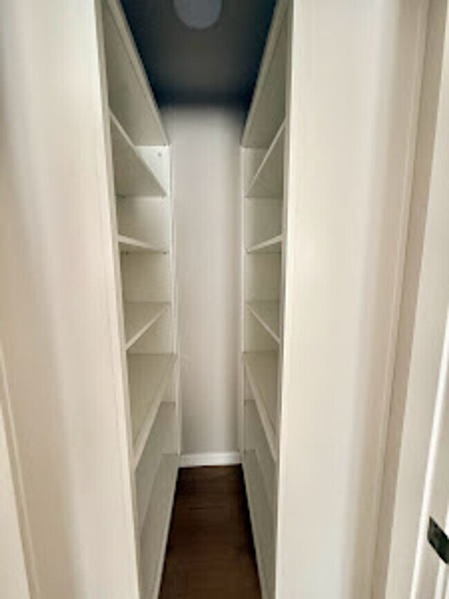 Building Photo - Large and Stunning 2700sqft Newly Renovated 3BR 3BTH!