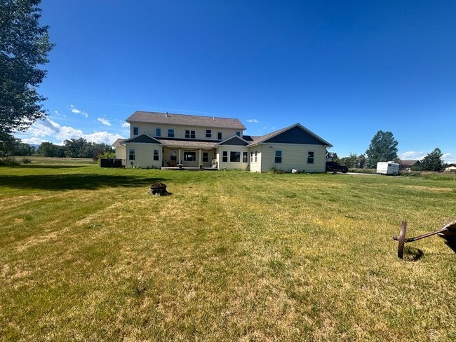 Building Photo - Beautiful 4B/3B home on acreage with mountain views