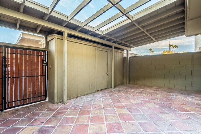 Building Photo - Charming 3 bedroom townhome near everything!