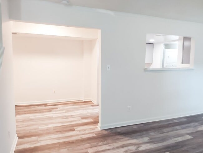 Building Photo - Spacious And Renovated 3 Bed 2 Bath Interi...