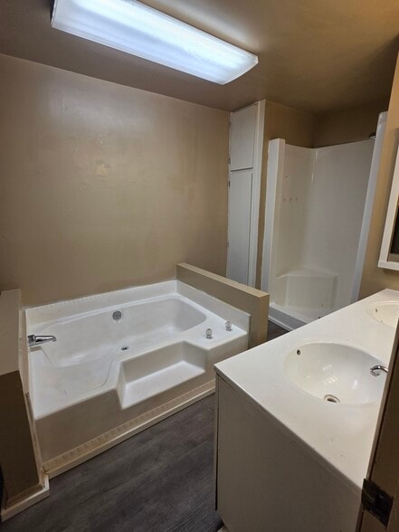 Bathroom w/shower stall, large tub, double vanity, & closet. - 552 5th Ave W