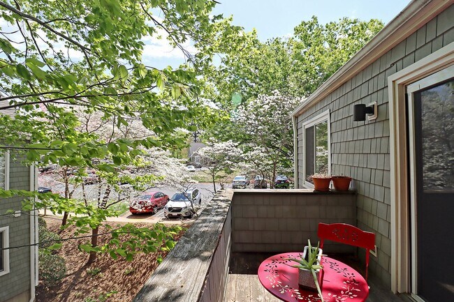 Building Photo - Move-in Ready + Pet-Friendly River Run Condo Near Pen Park