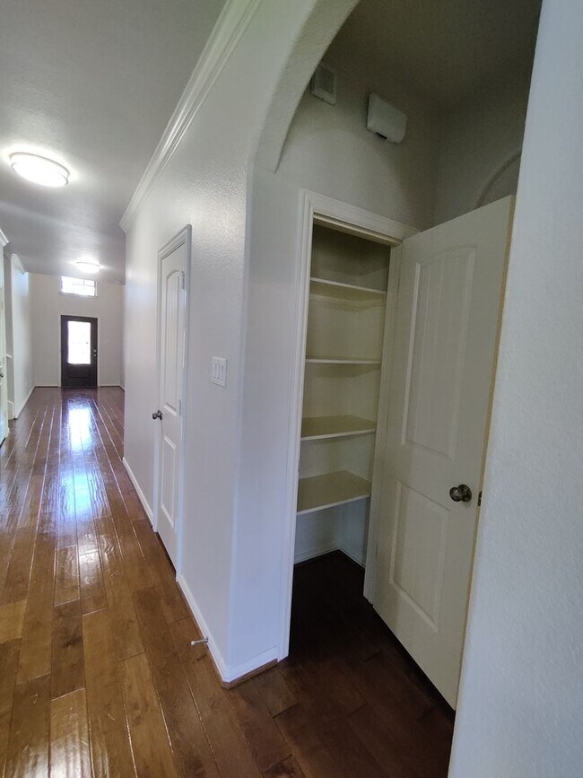 Building Photo - Gorgeous two story house (4BD/3BA) with a ...