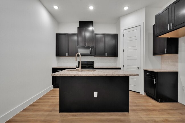 Building Photo - 5150 Kelwood St