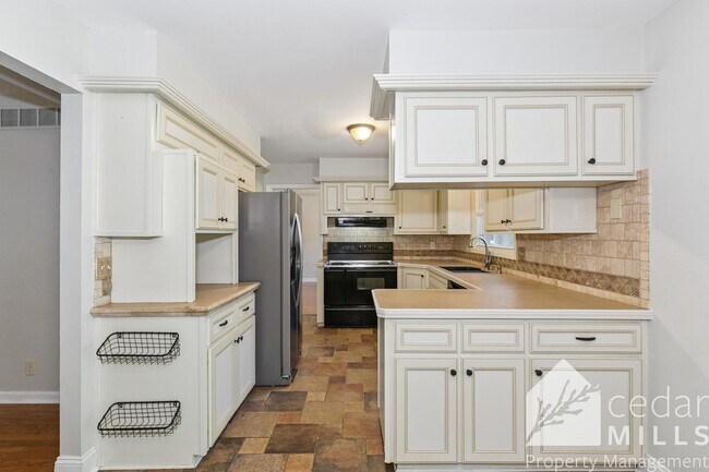 Building Photo - Beautiful Brick Home in West Wichita. Godd...