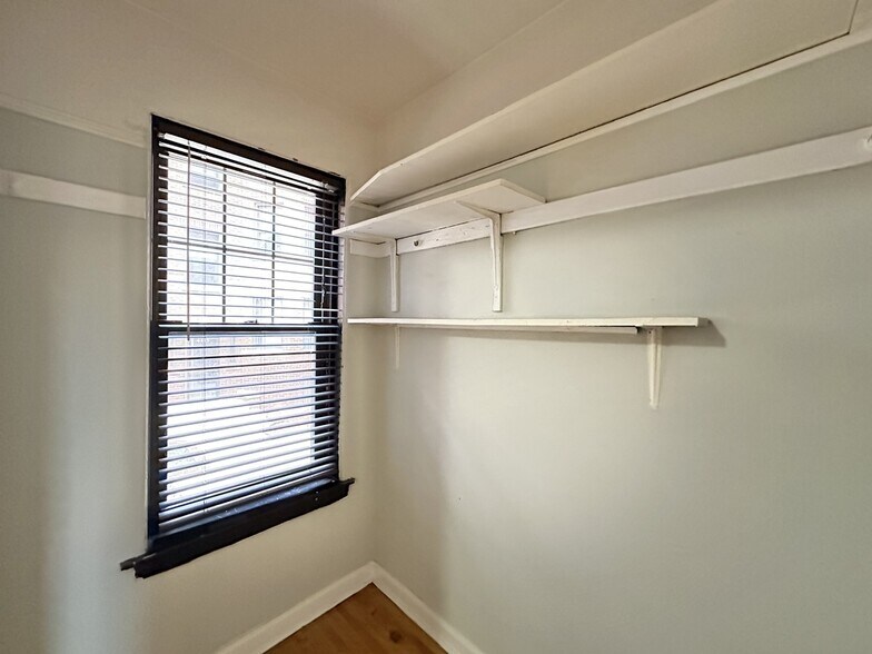 Building Photo - 4333 N Wolcott Ave