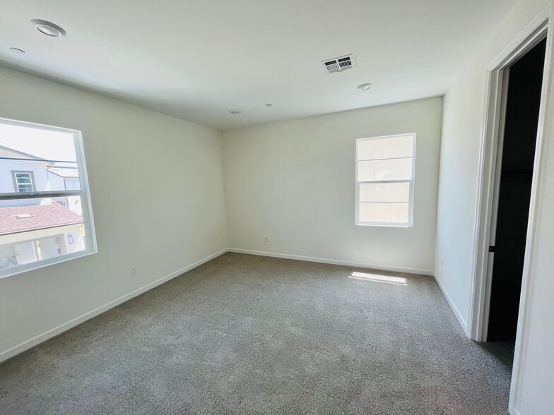 Building Photo - 27057 Trail View Ln