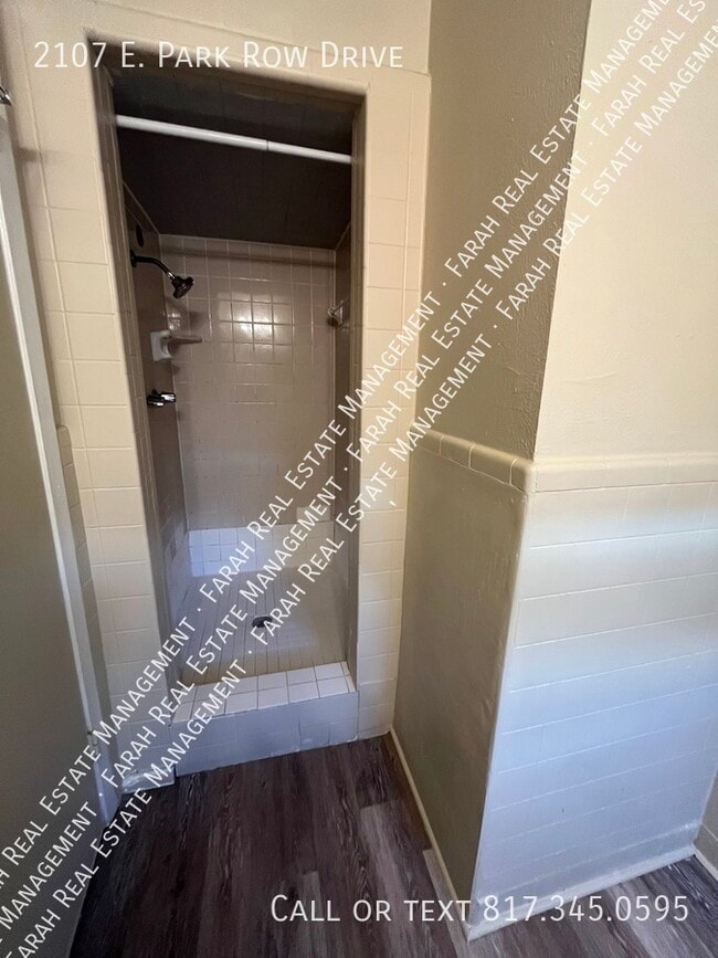 Building Photo - 2107 E Park Row Dr