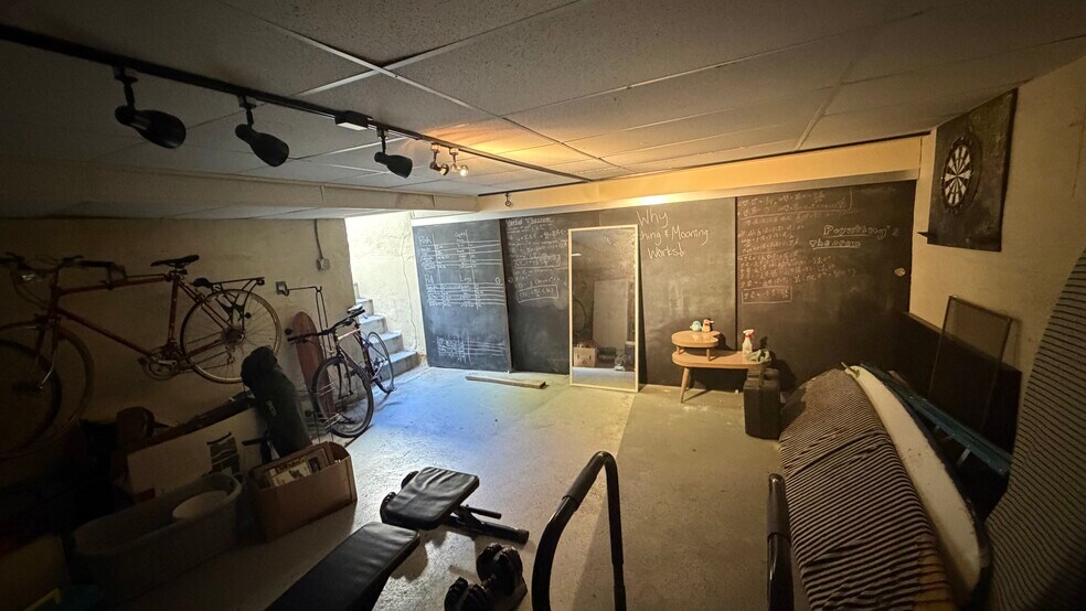 Building Photo - 2510 De la Vina St