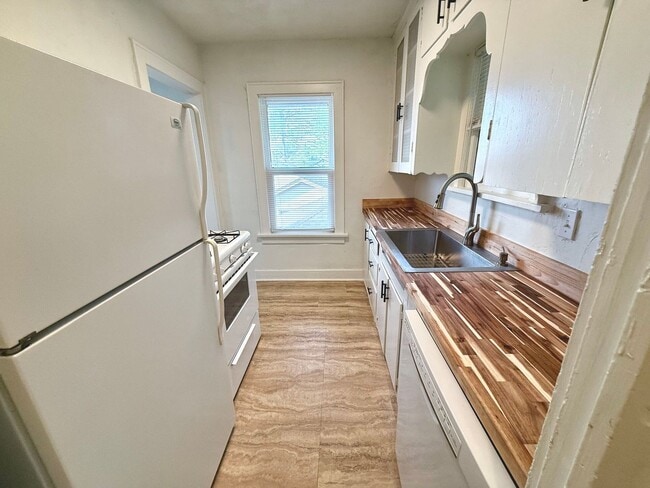 Building Photo - Large 1BD 1BA Duplex in Historic Mesta Par...