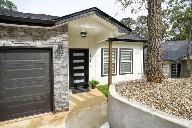 Building Photo - 121 S Kanaio Dr