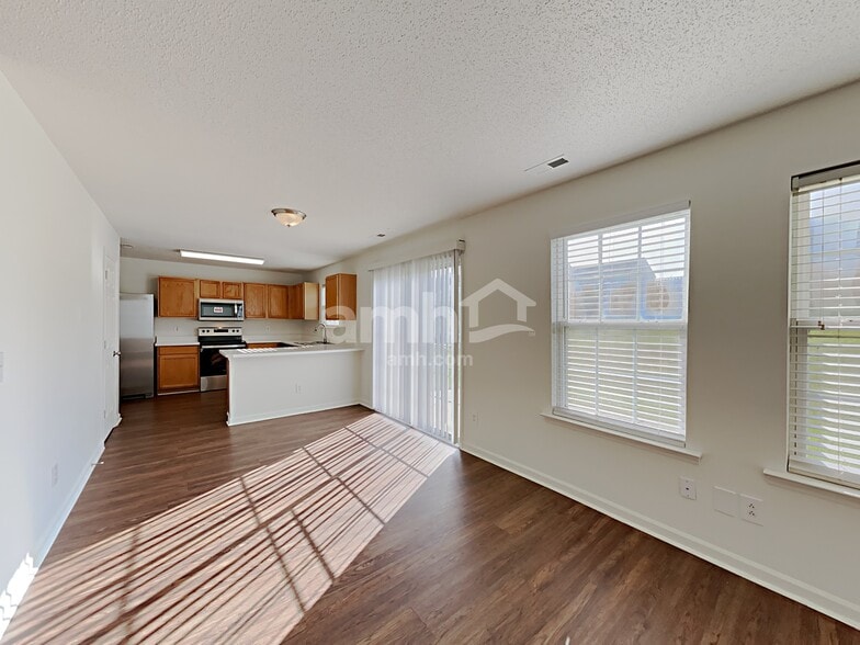 Building Photo - 8017 Wesley Farm Dr