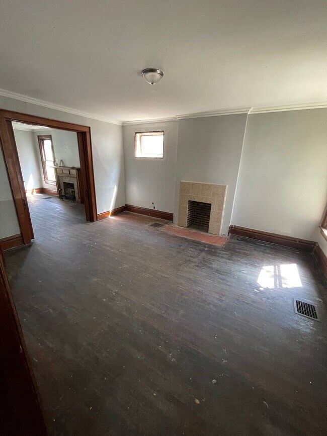 Building Photo - Large Brick 7 bedroom home.