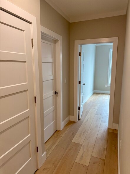 Building Photo - 906 Main St