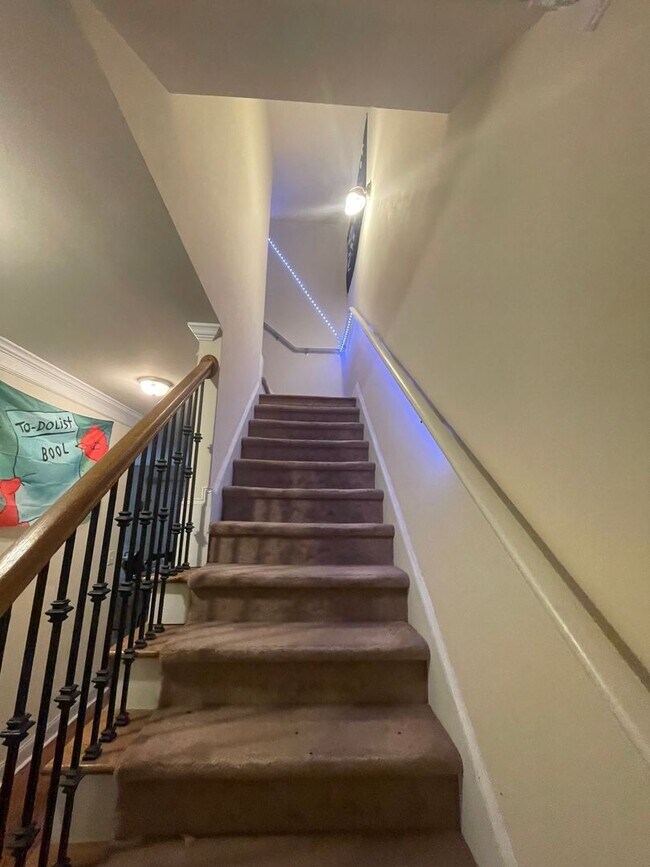 Building Photo - Cute 4 Bedroom Near Downtown for Pre-Lease