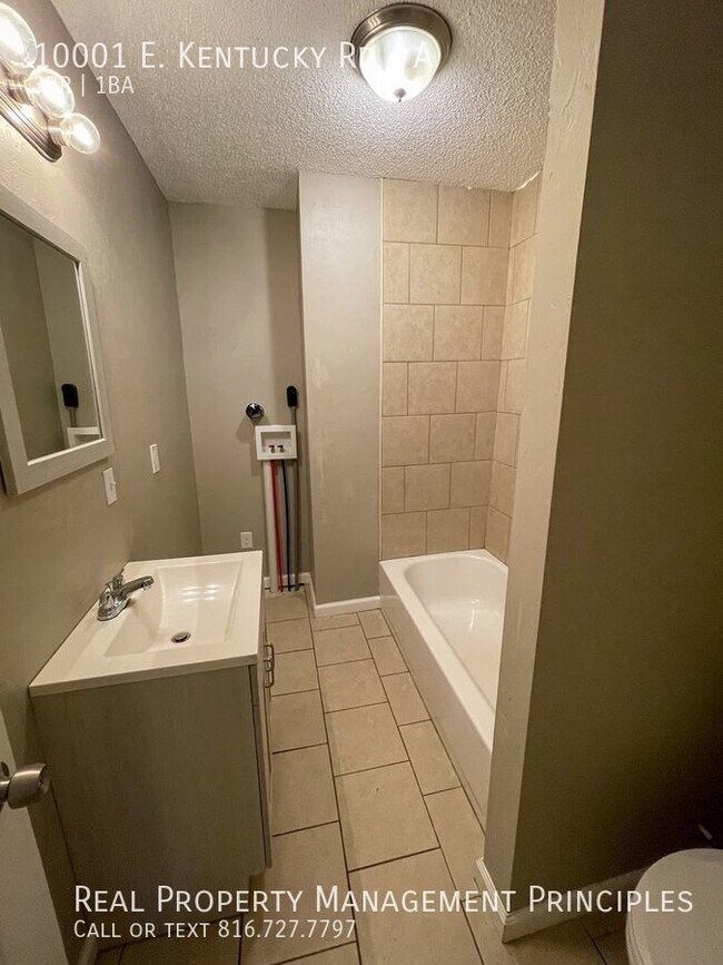 Building Photo - Spacious, Single-Level Townhouse Stunner!