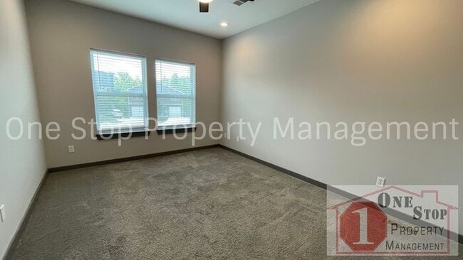 Building Photo - 3 Bedroom, 2.5 Bath Modern Townhome in Nor...