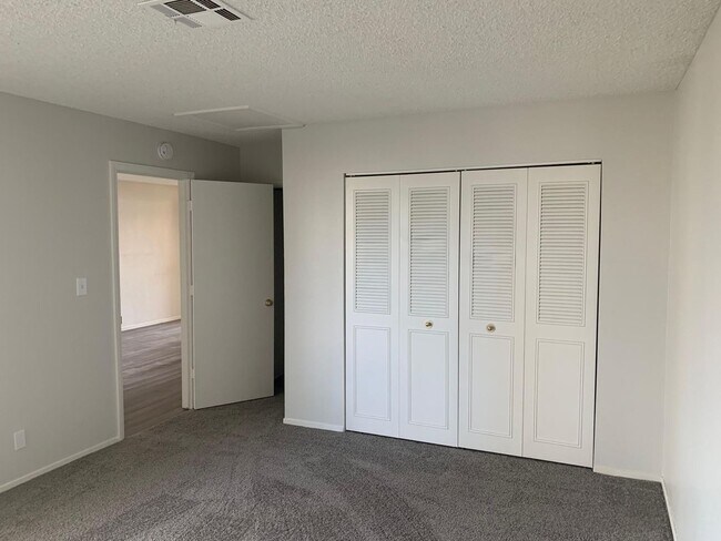 Building Photo - 2 Bed Condo
