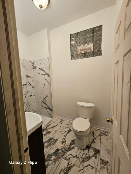 Master Bath - 2417 W Warren Blvd
