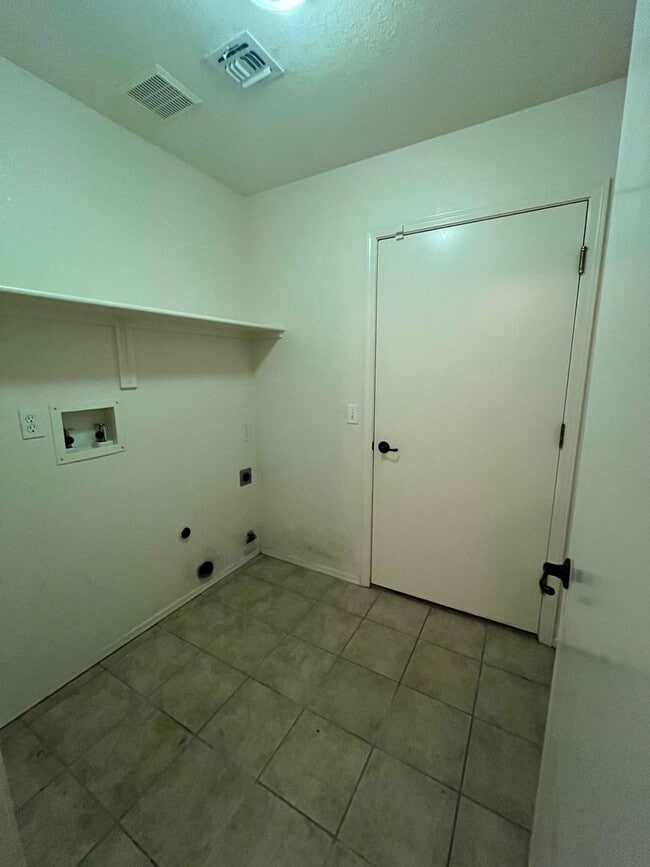Building Photo - Cute and clean 4 bedroom home available now