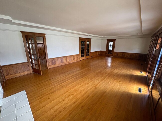 Building Photo - Classic vintage home walking distance to downtown Visalia!