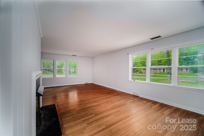Building Photo - 1123 Lynbrook Dr