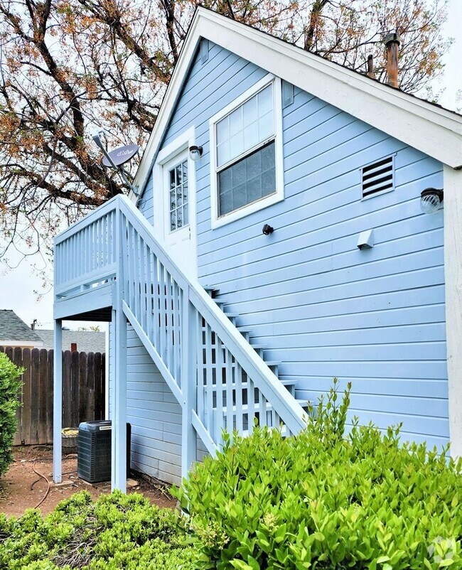 Building Photo - Lake Elsinore, 1 BR, 1 BA, Upstrs Apartmen...