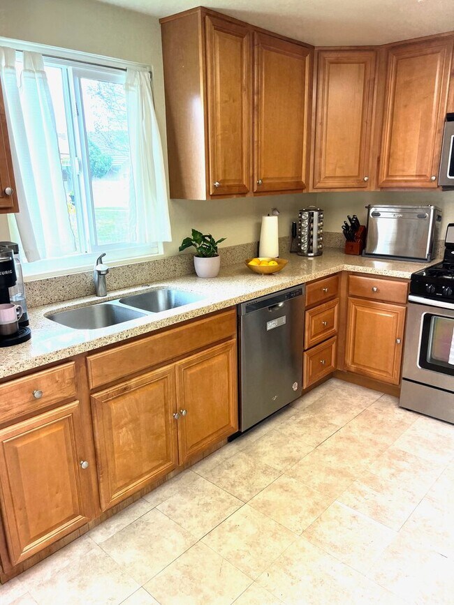 Building Photo - 2 Bedroom 2 Bath Sanctuary!