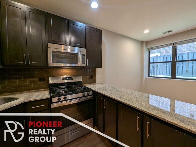 Building Photo - 4759 N Maplewood Ave